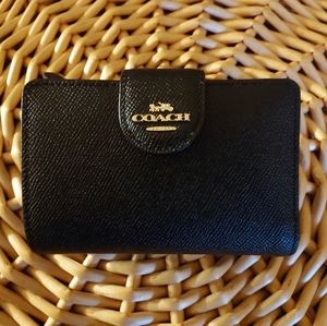 COACH Medium Leather Corner Zip Wallet in Black - Gold, Style No. 6390